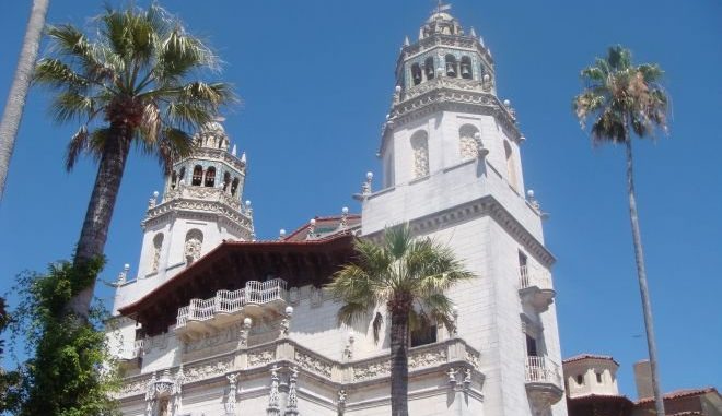 Hearst Castle (Schloß) in San Simeon / Kalifornien Außenansicht vom Schloß Hearst Castle im Ort San Simeon in Kalifornien.